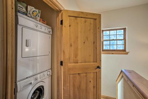 Dreamy Mtn Retreat with Hot Tub 3 Mi to Ski Resorts - image 3