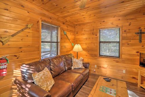 Cozy Cabin with Hot Tub - 4 Mi to Broken Bow Lake! in Stephens Gap, USA