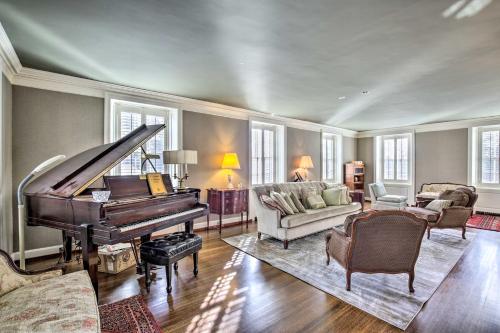 Spacious Estate with Courtyard 2 Miles to Downtown! in 基恩