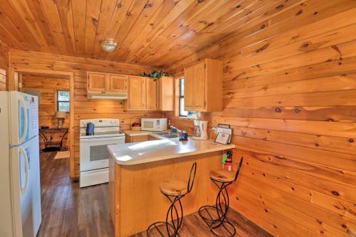Cozy Cabin with Hot Tub - 4 Mi to Broken Bow Lake! in Stephens Gap, USA