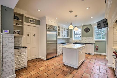 Spacious Estate with Courtyard 2 Miles to Downtown! in 基恩