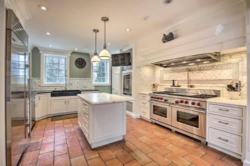 Spacious Estate with Courtyard 2 Miles to Downtown! in Keene, USA
