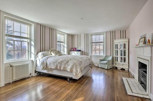 Spacious Estate with Courtyard 2 Miles to Downtown! in 基恩