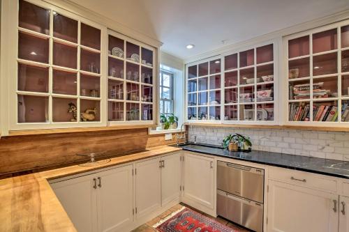 Spacious Estate with Courtyard 2 Miles to Downtown! in 基恩
