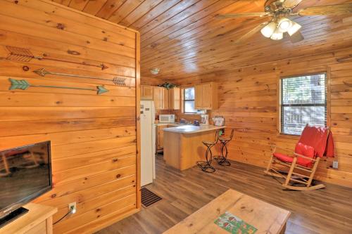 Cozy Cabin with Hot Tub - 4 Mi to Broken Bow Lake! in Stephens Gap, USA