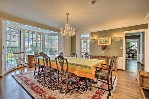 Spacious Estate with Courtyard 2 Miles to Downtown! in 基恩