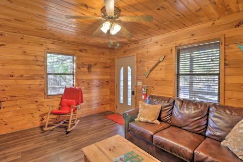 Cozy Cabin with Hot Tub - 4 Mi to Broken Bow Lake! in Stephens Gap, USA