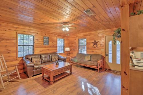 Cozy Broken Bow Cabin with Fire Pit, 4 Mi to Lake! in Stephens Gap, USA