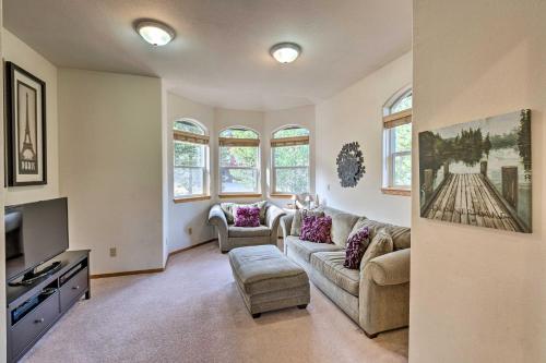 Spacious Mountain Retreat Less Than 2 Miles to Tahoe Skiing - image 4