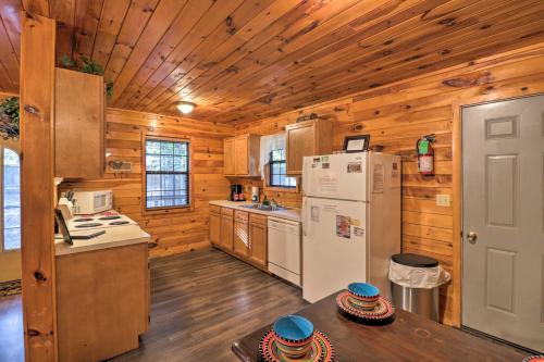 Cozy Broken Bow Cabin with Fire Pit, 4 Mi to Lake! in Stephens Gap, USA