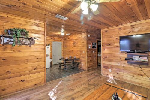 Cozy Broken Bow Cabin with Fire Pit, 4 Mi to Lake! in Stephens Gap, USA
