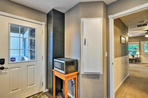 Cute and Cozy PDX Area Townhouse 31 Mi to Mt Hood! - image 8
