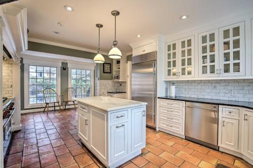 Spacious Estate with Courtyard 2 Miles to Downtown! in 基恩