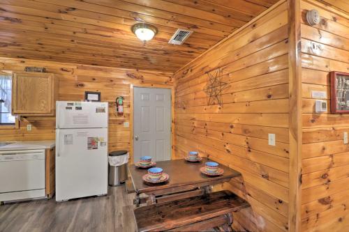 Cozy Broken Bow Cabin with Fire Pit, 4 Mi to Lake! in Stephens Gap, USA