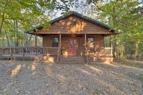 Cozy Broken Bow Cabin with Fire Pit, 4 Mi to Lake! in Stephens Gap, USA