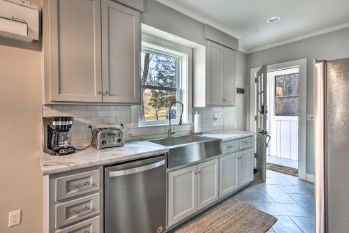 Hot Springs Home with Fire Pit and Deck Walk to the AT! - image 9