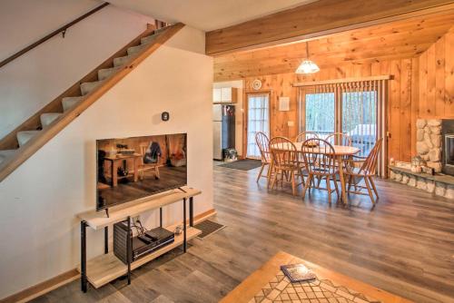 B&B Madison - Lakeview Forest Cabin with Deck Less Than half Mile to Beach! - Bed and Breakfast Madison