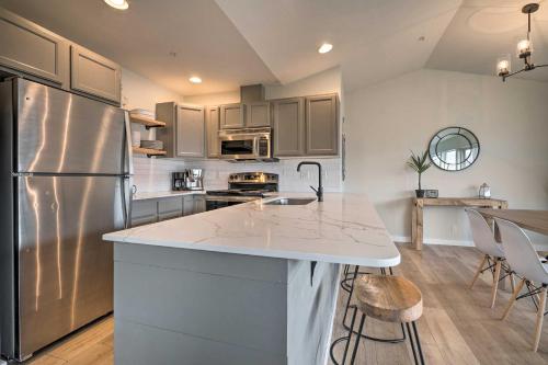 Chic Chelan Condo with Balcony, Walk to Lake and Dtwn!, Chelan (zdjęcie 9)
