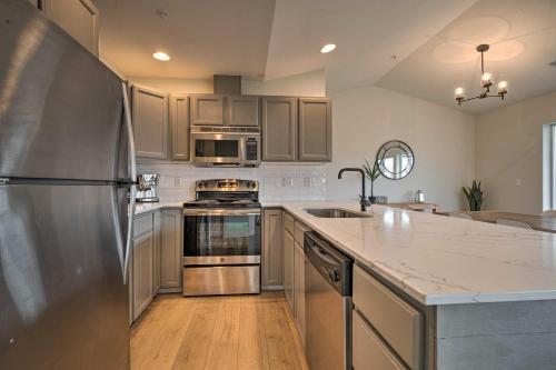 Chic Chelan Condo with Balcony, Walk to Lake and Dtwn!, Chelan (zdjęcie 8)