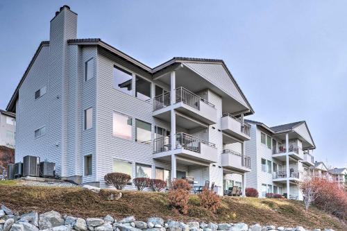 Chic Chelan Condo with Balcony, Walk to Lake and Dtwn!