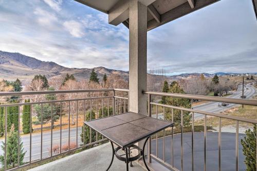Chic Chelan Condo with Balcony, Walk to Lake and Dtwn!