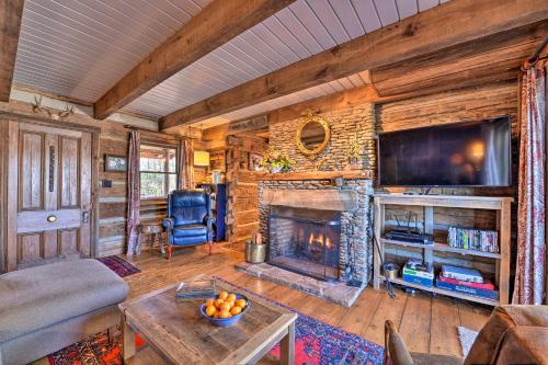 Rustic Courage Cabin with Mountain and River View - image 5