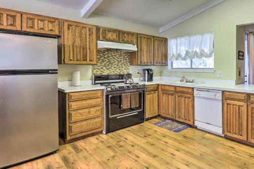 Granbury Getaway with Lake Views 2 Mi to Downtown! in Granbury, USA
