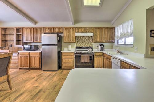 Granbury Getaway with Lake Views 2 Mi to Downtown! in Granbury, USA