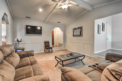 Granbury Getaway with Lake Views 2 Mi to Downtown! in Granbury, USA