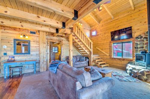 Pet-Friendly Cloudcroft Cabin Walk to Shops and Food!