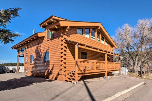 Pet-Friendly Log Cabin - Walk to Shops/Dining