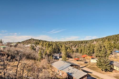 Pet-Friendly Log Cabin - Walk to Shops/Dining