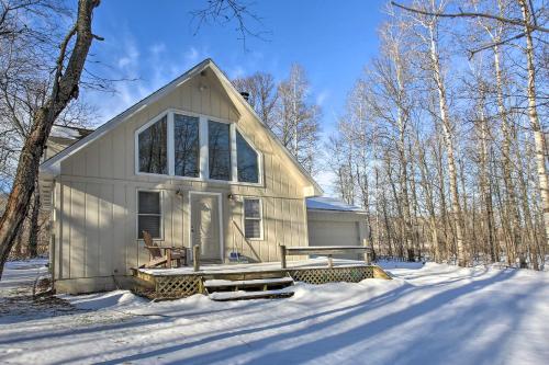 Lakes of the North Home on Snowmobile and ATV Trail! - Mancelona