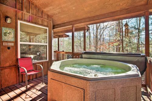 Private Gatlinburg Cabin Pet Friendly with Hot Tub! in Gatlinburg, USA