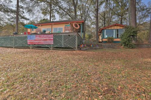 Lakeside Pleasure Island Cabin with Deck and Gas Grill