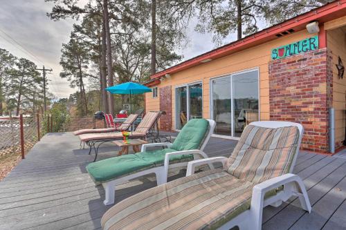 Lakeside Pleasure Island Cabin with Deck and Gas Grill