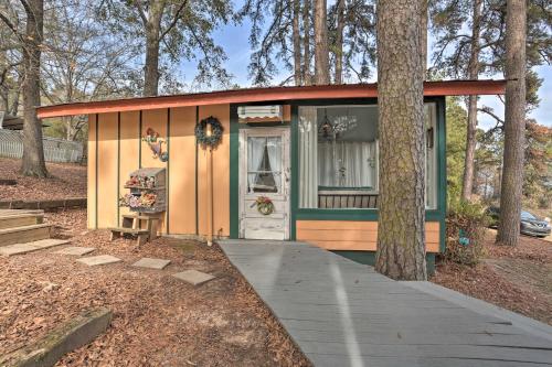 Lakeside Pleasure Island Cabin with Deck and Gas Grill