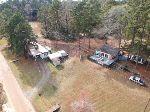 Lakeside Pleasure Island Cabin with Deck and Gas Grill