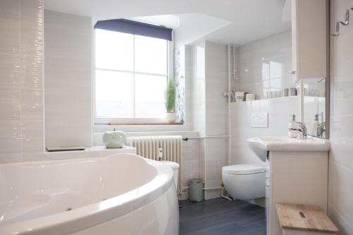 Stylish Apartment with Castle View & Free Parking, Lubiana (foto 4)