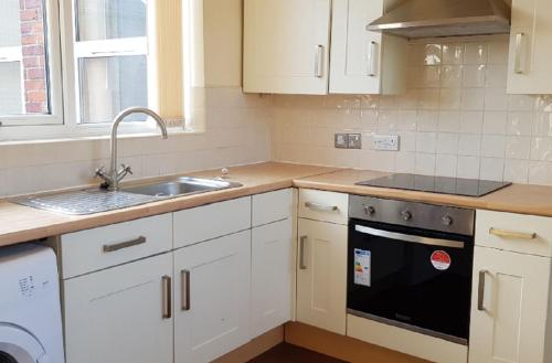 Beautiful 4 bedroom Victorian Apartment Sleeps 7 STOCKPORT