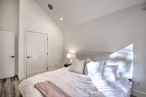 Modern Luxe Ski Home Less Than halfMi to Lake 2Mi to Skiing - image 2
