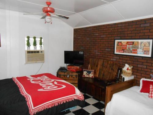 Quaint efficiency Coke Cabin located near Cane Crk - main image