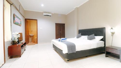 Villa Happy Jimbaran Villa Happy Jimbaran is conveniently located in the popular Jimbaran area. The hotel offers guests a range of services and amenities designed to provide comfort and convenience. To be found at the hot