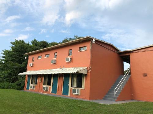 Ocala Cove Motel - image 8