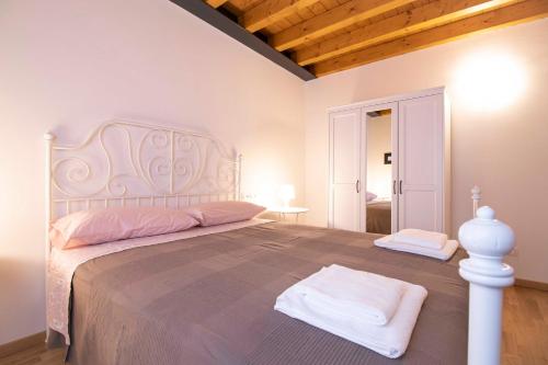  Apartment Colors - Le Pleiadi - Merope, Pension in Gardone Riviera