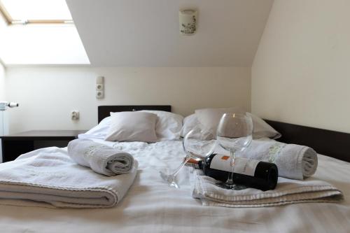 1 king bed, 2 sofa beds