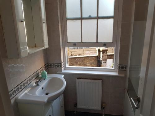 Large 1 Bed Apartment Close To Central Line, , London