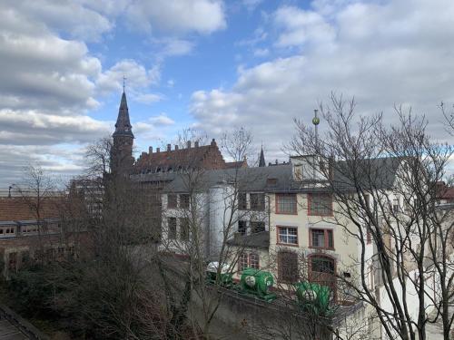 Nice, cosy and central apartment with big balcony 3.0km von Waldstadt entfernt