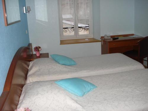 2 twin beds