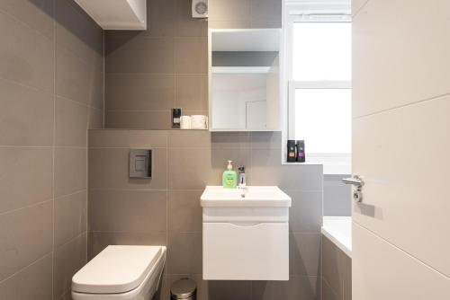 Parkside London Apartment (SS3) - image 2